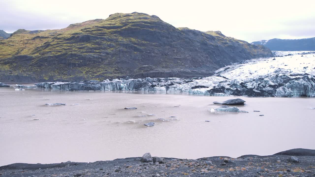 solheimajokull 빙하 계곡, 아이슬란드에 있는 얼어붙은 호수의 바위와 얼음