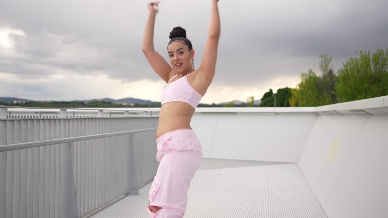 야외에서 춤을 추는 여자