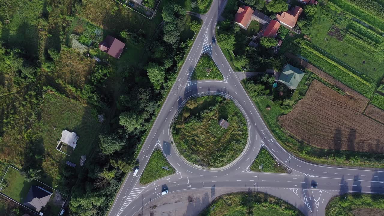 서클 링 로드 (circle ring road) 에 있는 자동차와 트럭의 순환 교통, 공중에서 볼 수 있습니다.