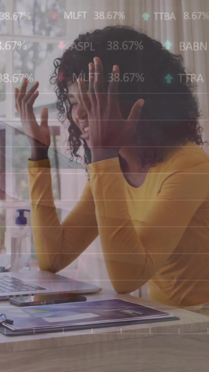 Animazione di interfaccia infografica su una donna afroamericana che parla in videochiamata al portatile