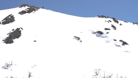 Deportista-Profesional-Esquiando-Solo-Por-Un-Cerro-Cubierto-De-Nieve,-El-Bolsón,-Patagonia-Argentina