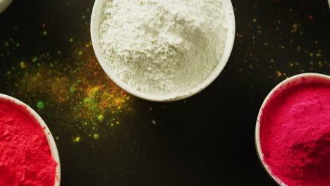 vídeo de polvo multicolor en cuencos con espacio de copia sobre fondo negro
