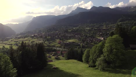 Drohnenaufnahmen-Aus-Der-Luft,-Die-über-Alpine-Wiesen-Drängen-Und-Den-Blick-Auf-Grindelwald-Bei-Sonnenuntergang-Freigeben