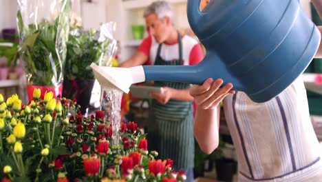 Floristin-Gießt-Blumen-Im-Blumenladen