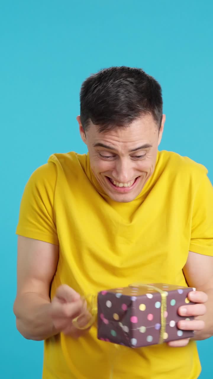 선물 상자를 열고 있는 남자