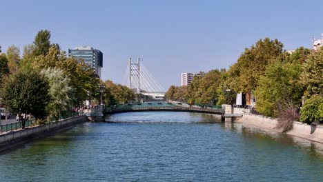 Luftaufnahme-über-Den-Fluss-Dambovita-Im-Bezirk-Regie-Mit-Der-Ciurel-Brücke-Im-Hintergrund,-Bukarest,-Rumänien