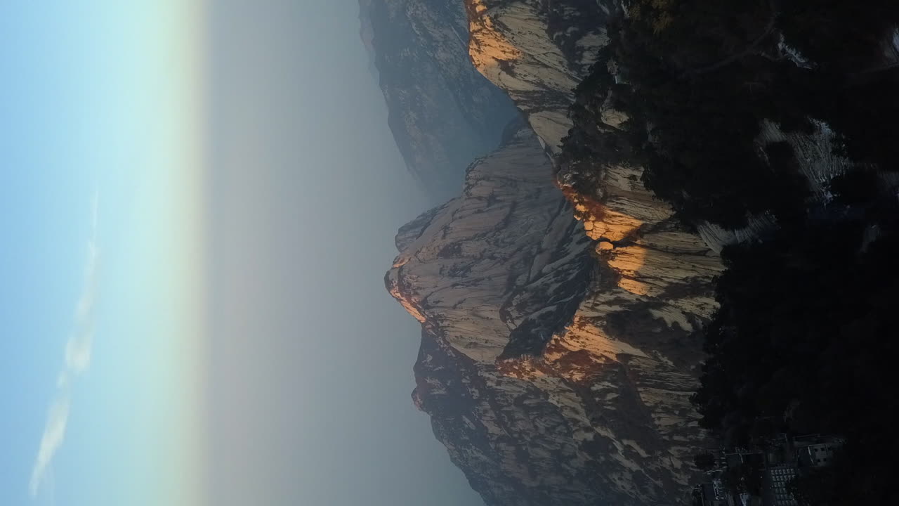La luce dorata del tramonto inonda le cime montuose granitiche vicino a Xian, Cina