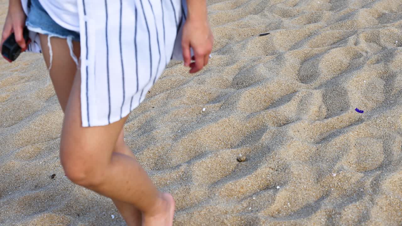 모래사장을 맨발로 걷는 여자