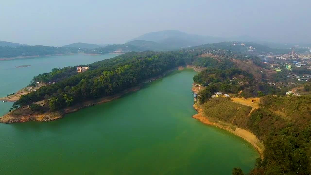 lago prístino en el borde de los bosques de montaña tomas aéreas en el video de la mañana se toma en el lago umiyam shillong meghalaya india