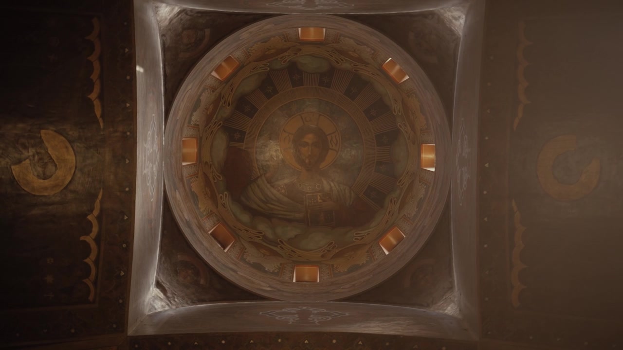 Veduta verso l'alto di una cupola di chiesa ornata che presenta un affresco religioso tradizionale illuminato da morbidi raggi di sole.