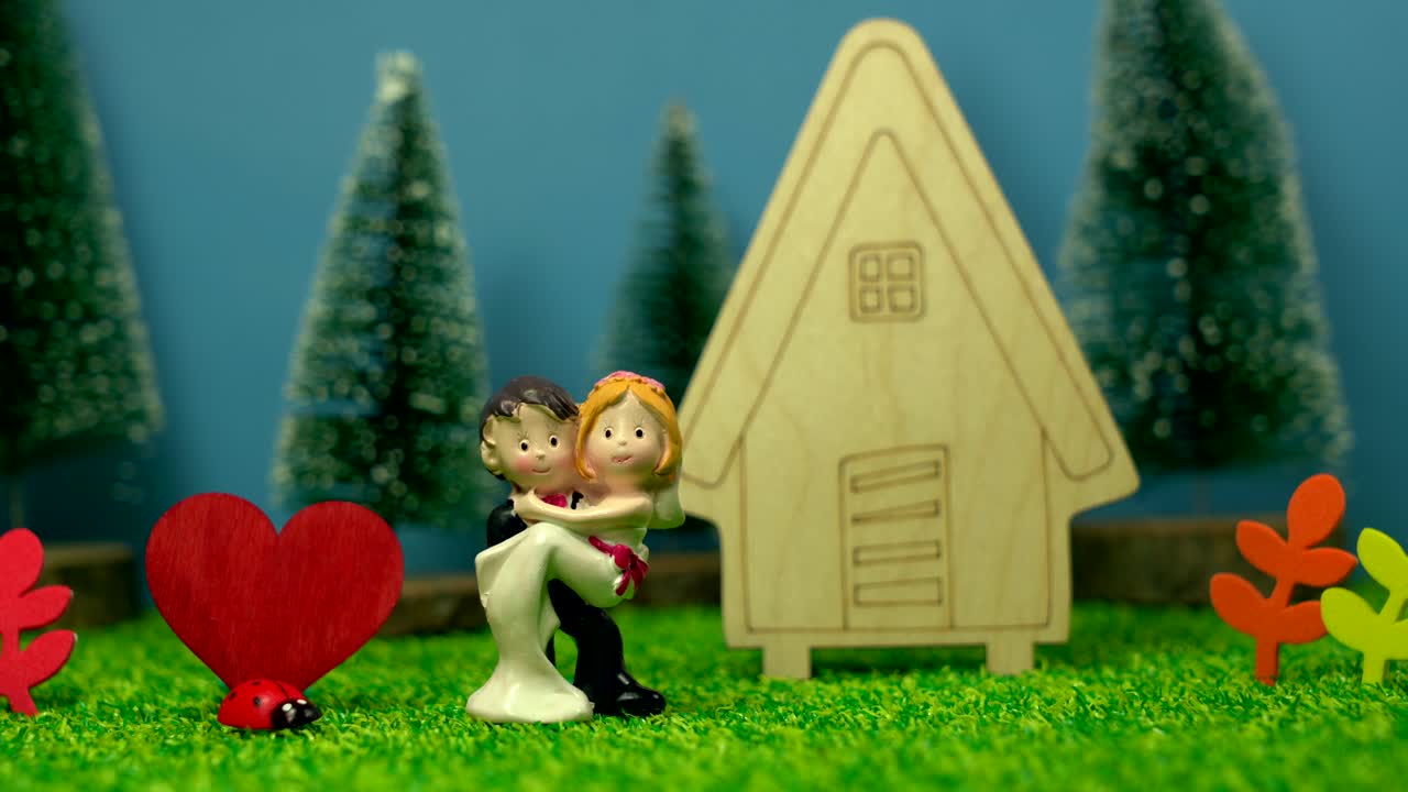 새 집으로 이사하는 갓 결혼한 마네킹 커플의 느린 슬라이딩 샷