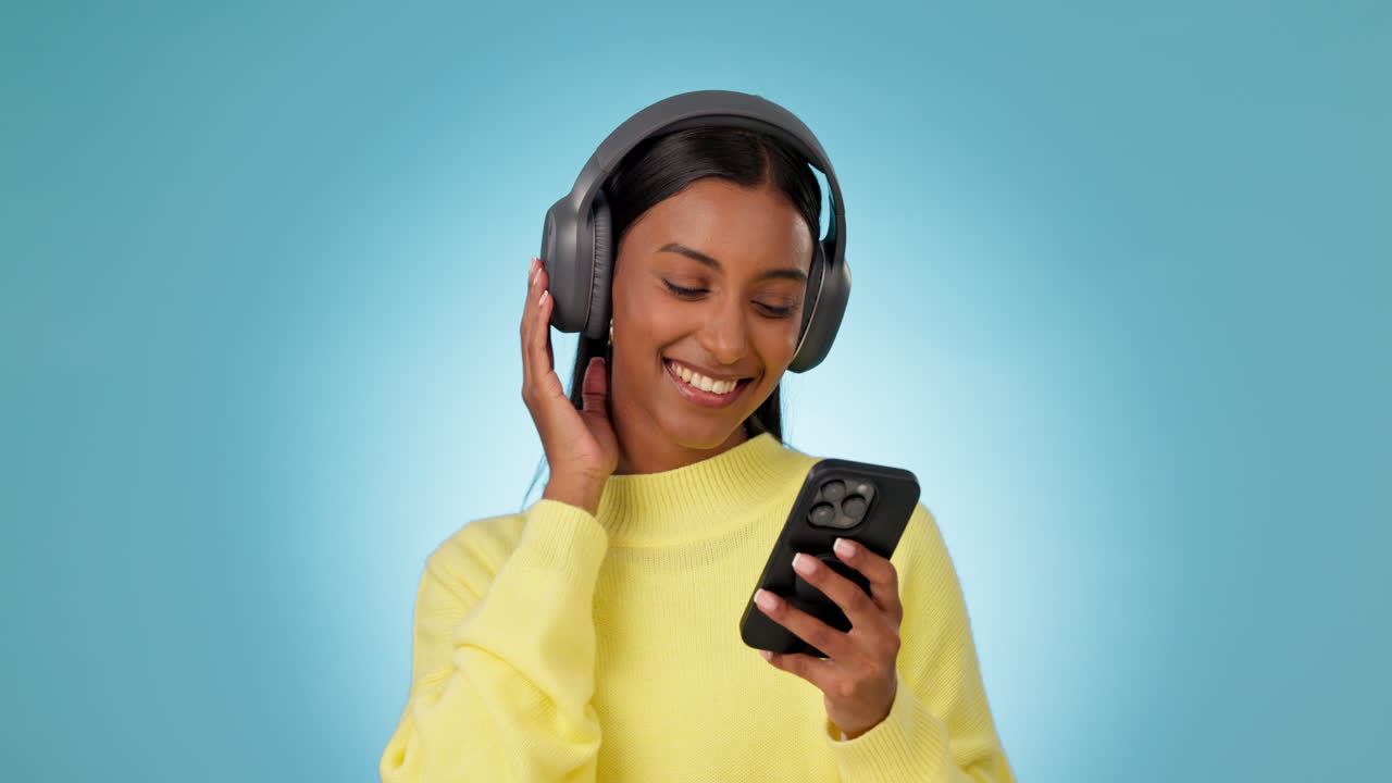 Danza, cuffie e donna con telefono in studio