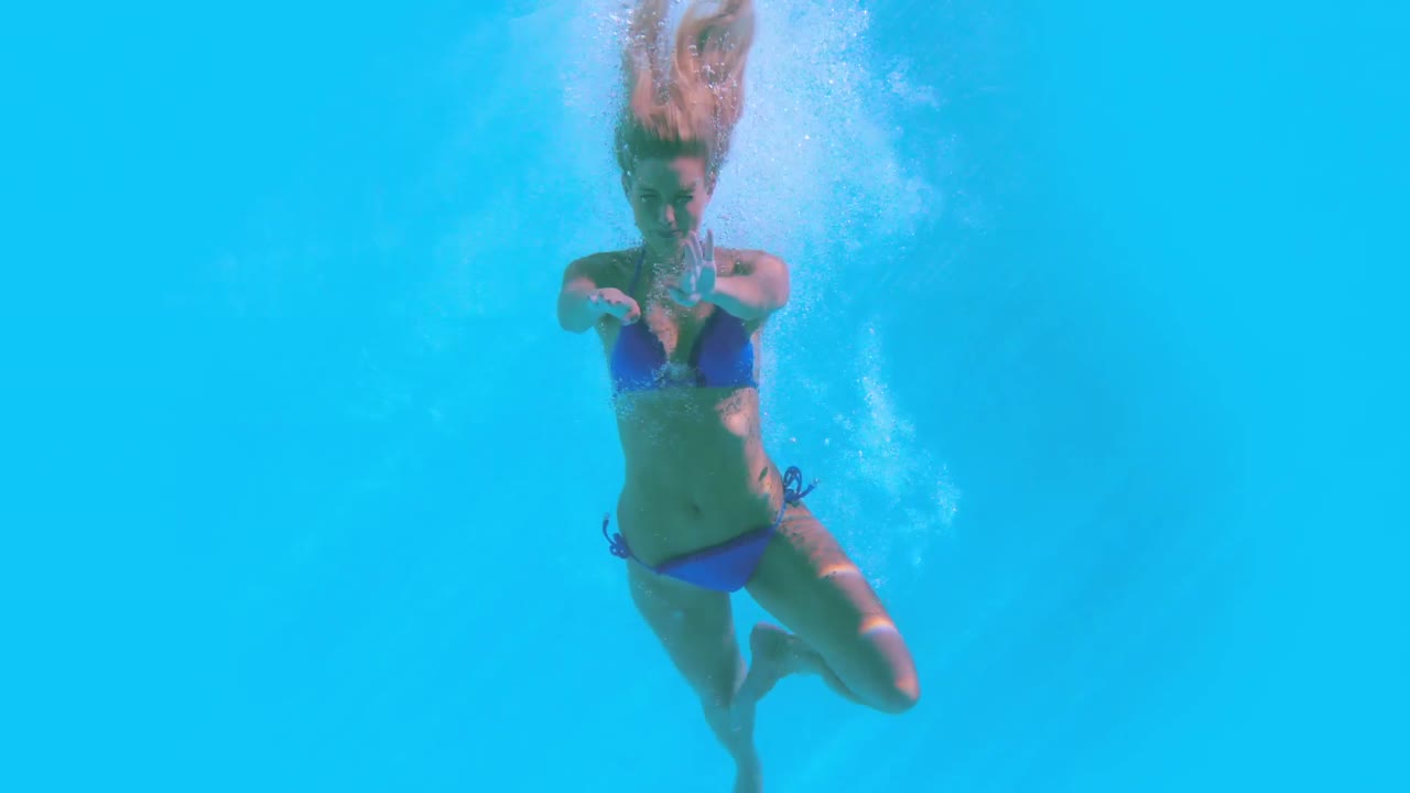 Donna in forma che si tuffa in piscina