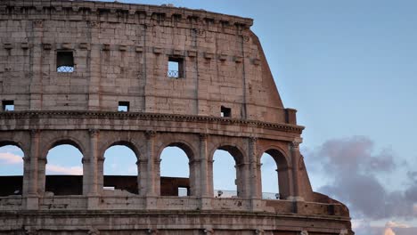 Plano-Medio-Vista-Exterior-Del-Coliseo-Al-Atardecer,-Roma,-Italia