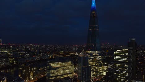 Toma-Aérea-De-Establecimiento-Del-área-De-Southwark-Por-La-Noche