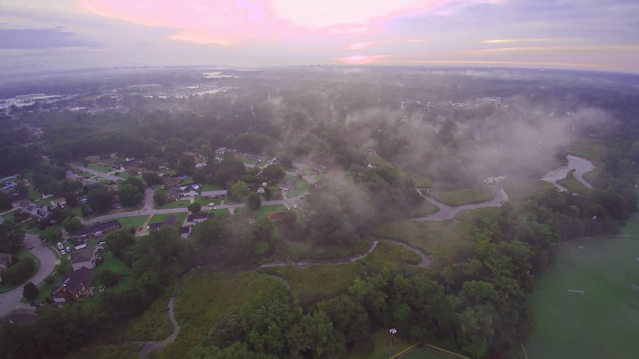 낮은 구름이 일반적인 색을 만드는 무시무시한 일출