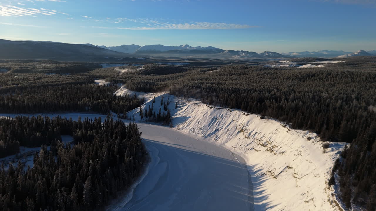 Lago ghiacciato di Laberge nello Yukon, Canada - Ripresa aerea.