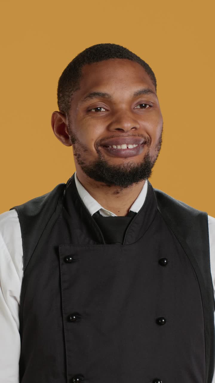 Chef sorridente che condisce il cibo con lo spargisale