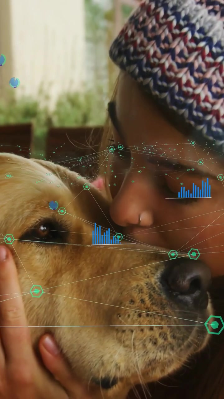 Vídeo vertical: dono(a) se inclinando, segurando e beijando o focinho do cachorro, ativando uma sobreposição de dados para cuidados com animais de estimação.
