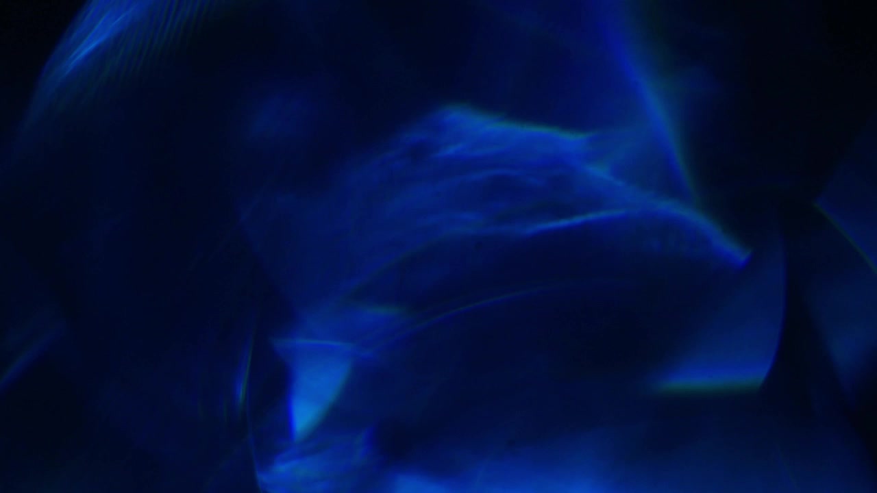Fughe di luce blu dinamiche e bagliori dell'obiettivo su sfondo nero