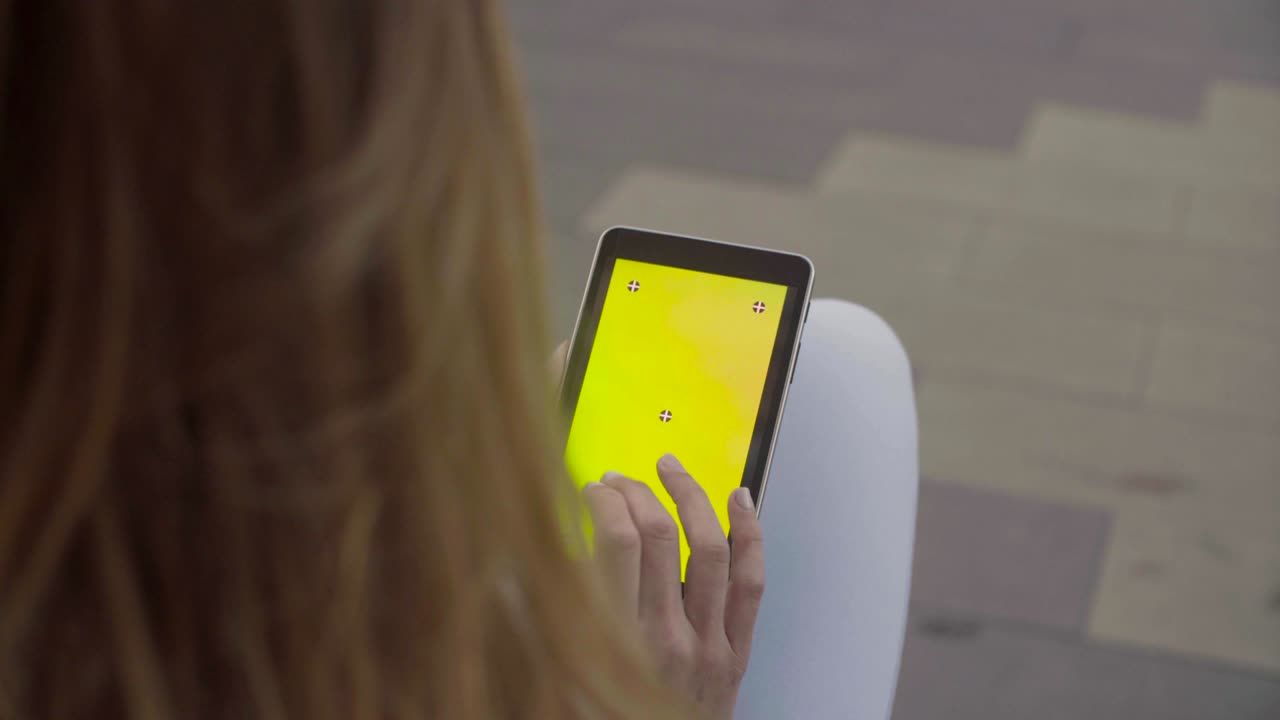 manos de una joven grabando en el teléfono inteligente