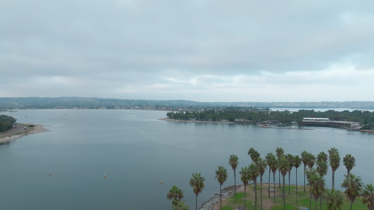Drone che ascende lentamente per rivelare una vista magnifica a Mission Bay nel pomeriggio.