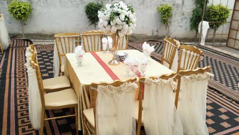 hermosa mesa de bodas decorada al aire libre