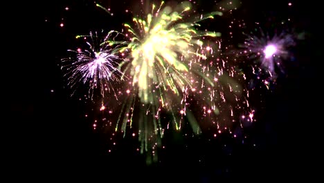 exhibición de fuegos artificiales brillantes descentralizados multicolores con revelación, bucle y mate