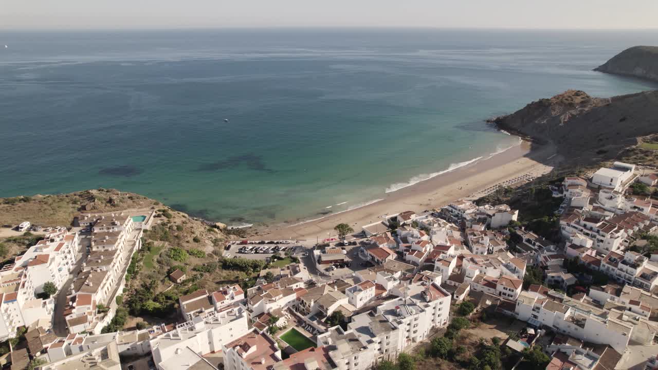 Vista panoramica della spiaggia di Burgau e della cittadina costiera, Algarve