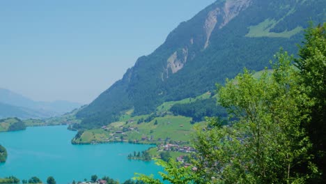 Idyllic-lake-with-vibrant-turquoise-water-in-the-Swiss-Alps