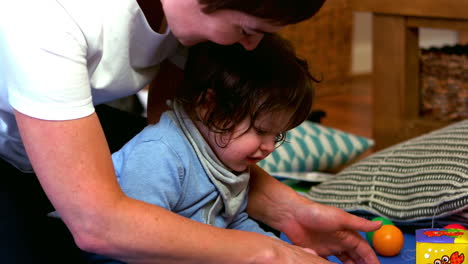 lindo bebe jugando con juguetes