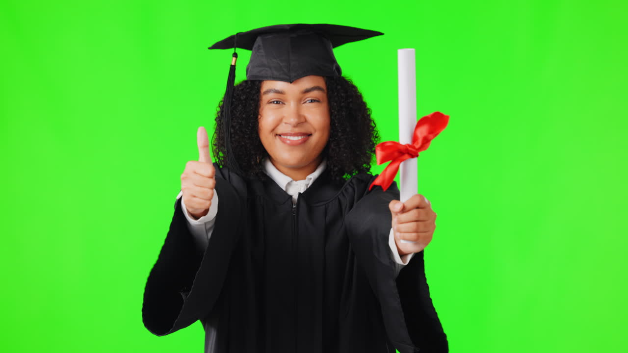 graduado, pantalla verde y mujer pulgares hacia arriba
