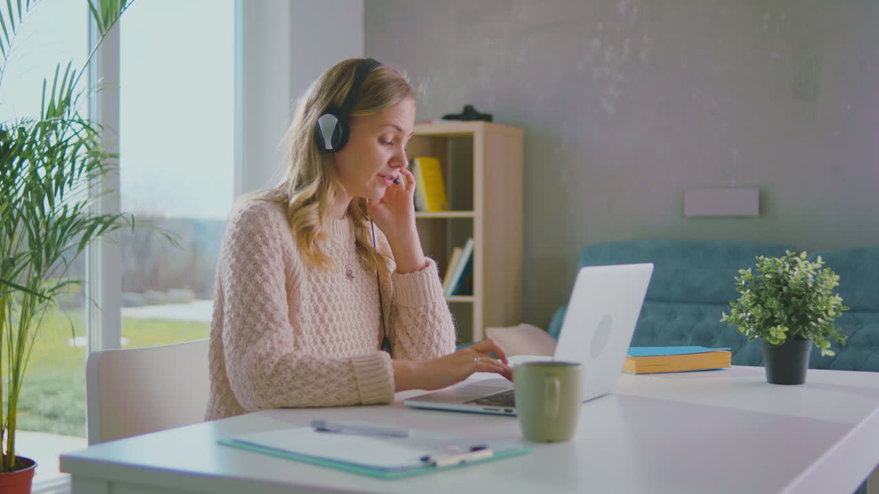 Callcenterkvinde kommunikerer
