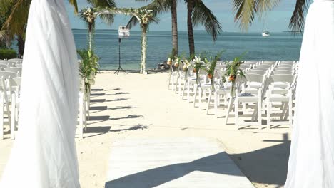 Bonita-Toma-Amplia-De-Un-Lugar-De-Celebración-De-Bodas-De-Lujo-Junto-A-La-Playa-En-Un-Día-Soleado-Con-Paz-Y-Tranquilidad,-Asientos-Al-Aire-Libre-En-Una-Playa-De-Arena,-Asientos-Con-Mesas-Para-Participar