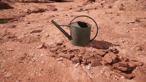 lata de bebida en el desierto de arena y rocas