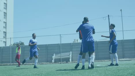 Animación-De-Alcances-Y-Procesamiento-De-Datos-En-Pantallas-Sobre-Un-Equipo-De-Fútbol-Masculino-Jugando.