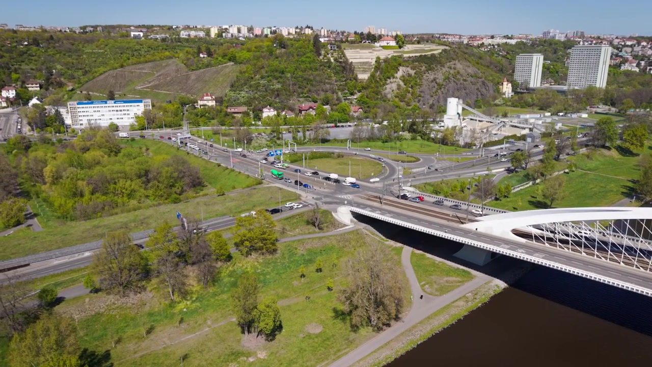 Aurinkoinen ilmakuva tieliikenteestä ja Blankan tunnelin sisäänkäynnistä monimutkaisessa kaupunkiristeyksessä Praha-Trojan alueella.