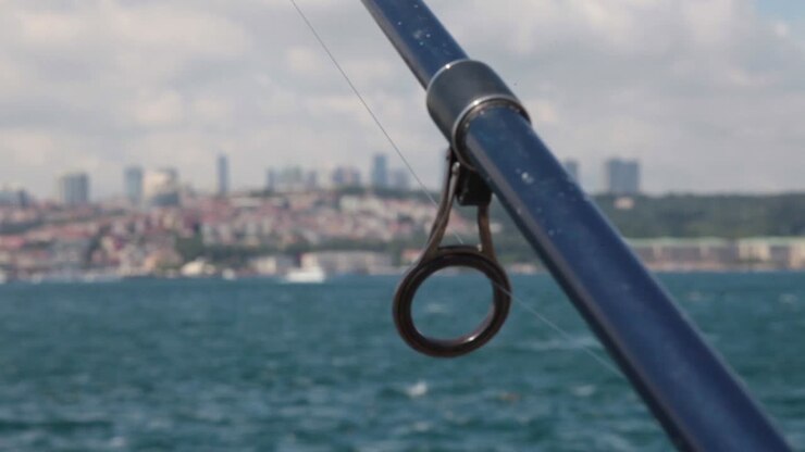 Giovane pescatore sul Bosforo a Istanbul 6