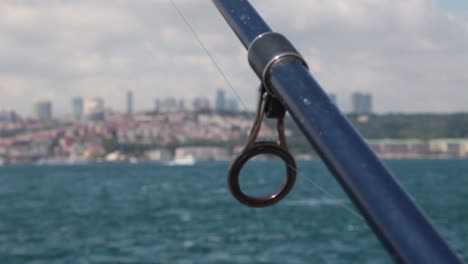 joven pescador pescando en el bósforo de estambul 6