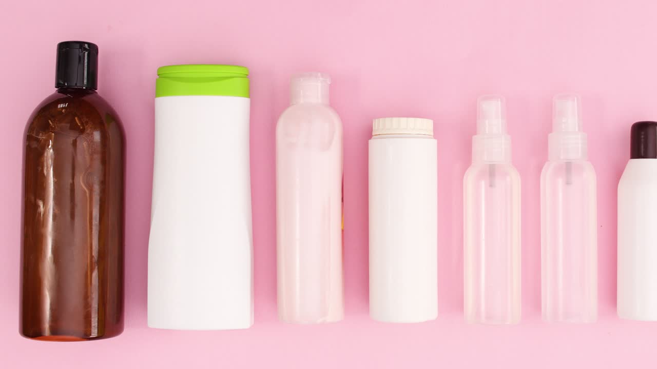 las botellas con productos cosméticos se mueven arriba y abajo. detenga el movimiento