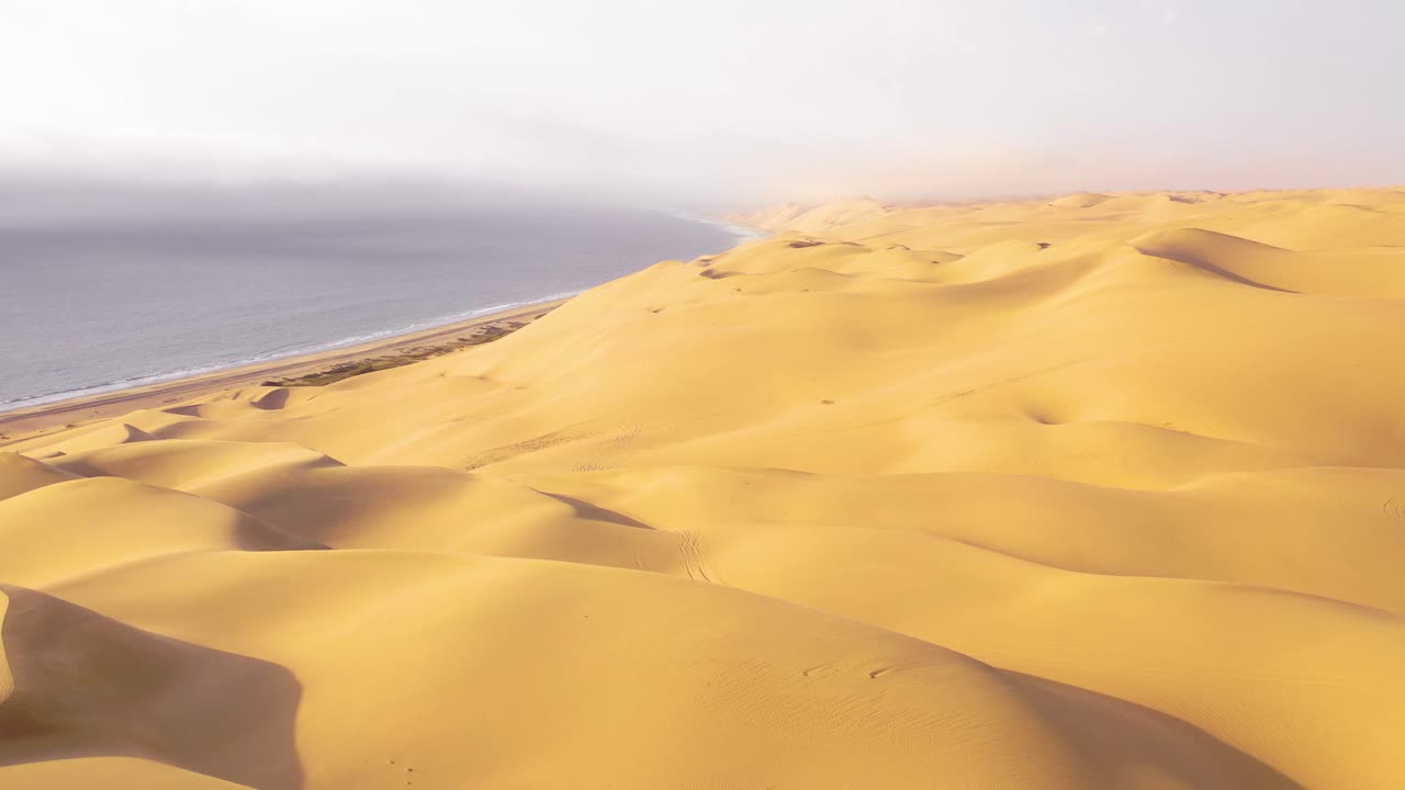 asombrosa toma aérea sobre las vastas dunas de arena del desierto de namib a lo largo de la costa esquelética de namibia 5