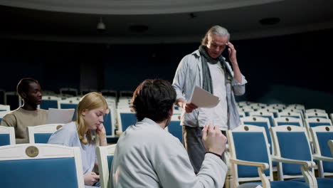 gente en el teatro antes del ensayo