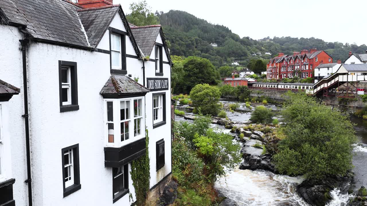 Fiume pittoresco ed edifici a Llangollen, Galles