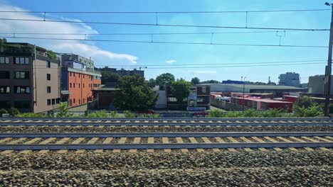 paisajes urbanos vistos desde un tren en movimiento