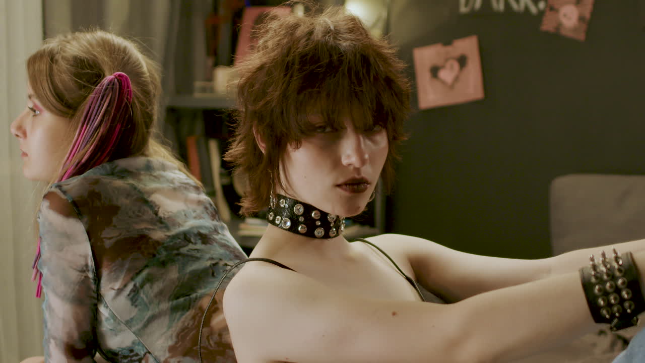 침실 에 있는 친구 들 의 근접적 인 모습