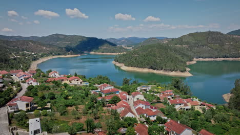 pequeño pueblo rústico entre las montañas al lado de un río