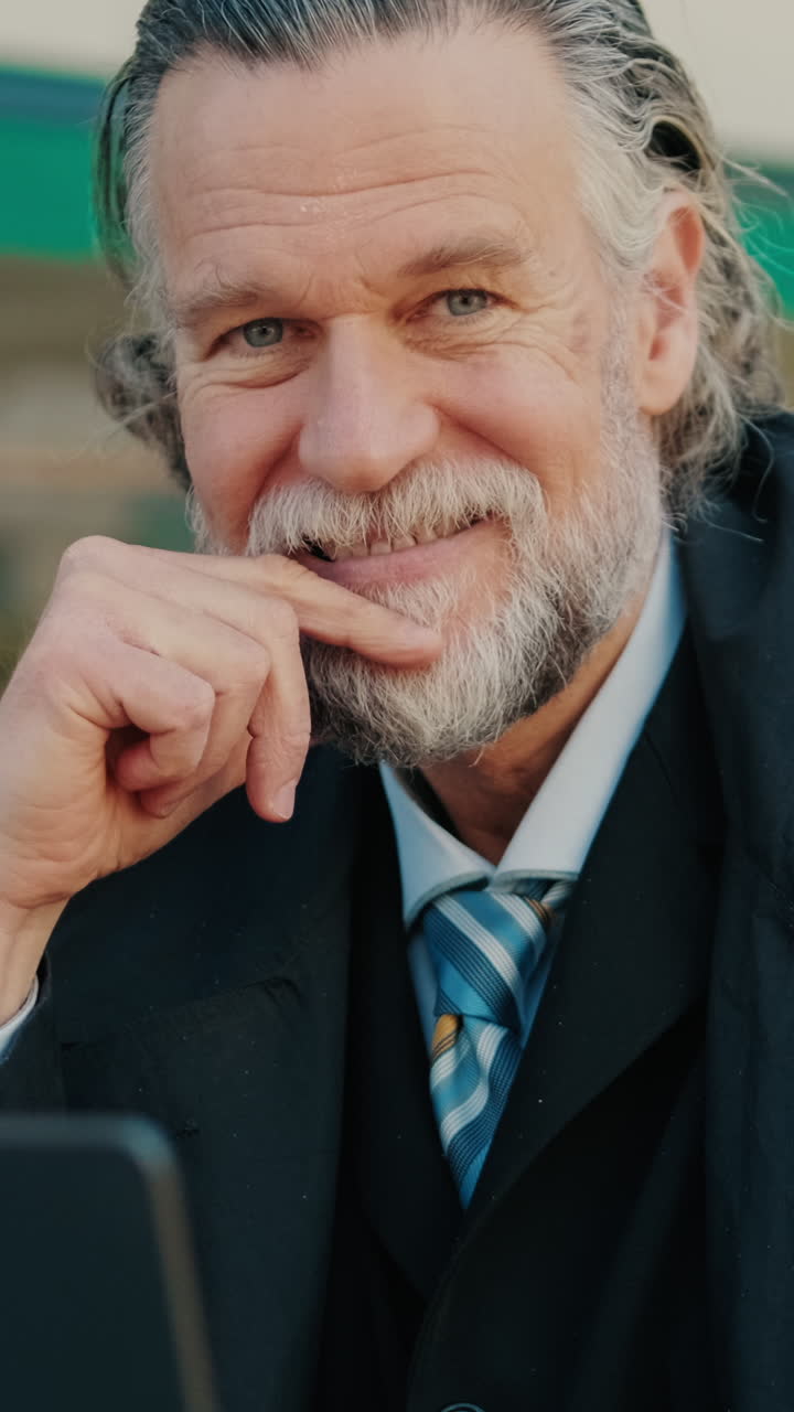 hombre de negocios trabajando en una computadora portátil al aire libre