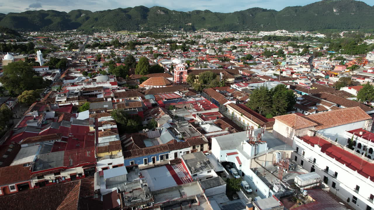 drone disparó frontalmente mostrando las construcciones moriscas de san cristobal de las casas en chiapas mexico