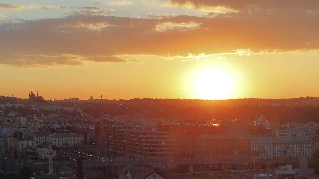 Voo de Drone pelo Horizonte de Praga ao Pôr do Sol, Estilo Industrial, Castelo de Praga