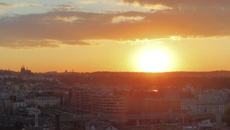 Drohnenflug-Skyline-Von-Prag-Bei-Sonnenuntergang,-Industriestil,-Prager-Burg